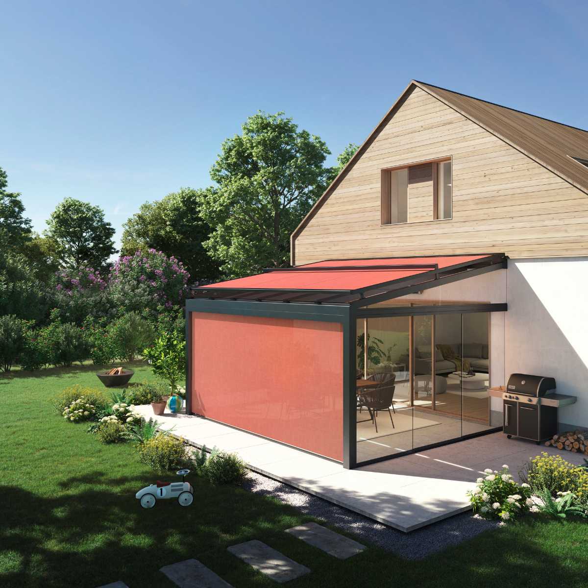 Rote Wintergartenmarkise mit Volant-Rollo an Wohnhaus mit Garten