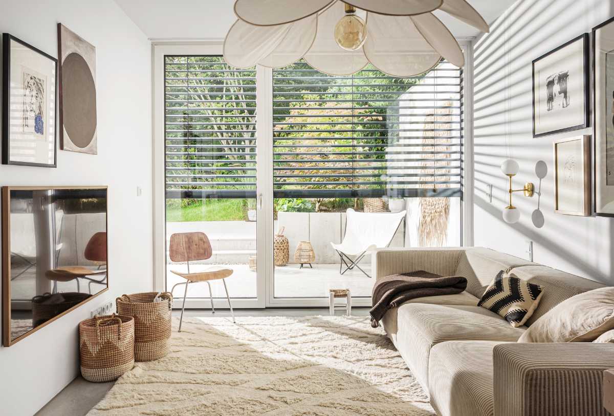 Außenjalousie am Fenster als Sonnenschutz