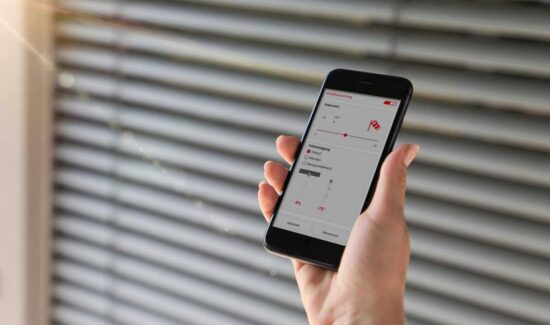 Smartphone mit App zur Steuerung von Sonnenschutzanlagen
