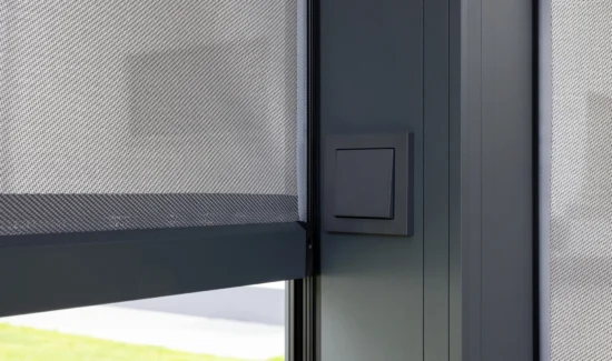 Detailansicht eines modernen Fensterrahmens mit integriertem Sonnenschutz