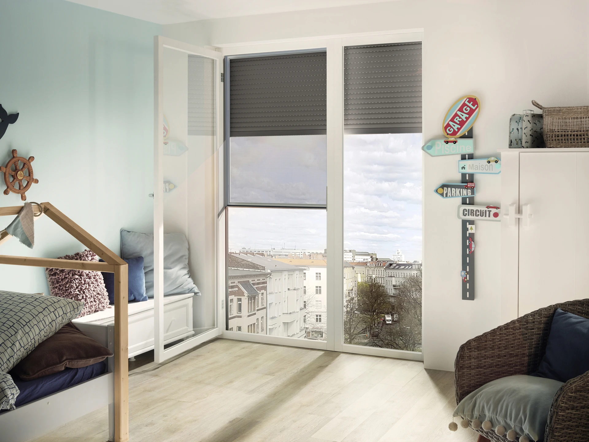 Modernes Kinderzimmer mit Blick auf die Stadt durch große Fenster