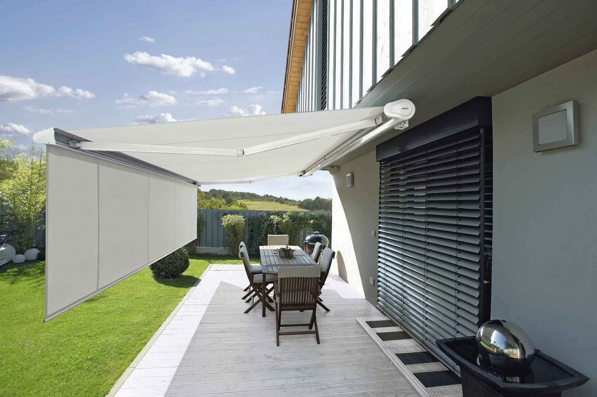 Moderne Terrassenmarkise mit seitlichem Sichtschutz