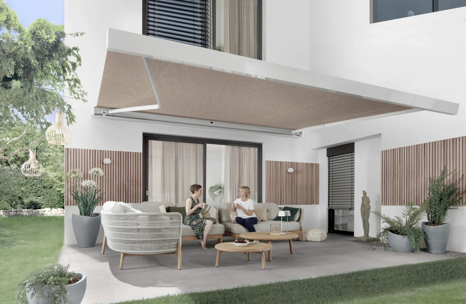 Moderne Terrassenüberdachung mit stilvoller Einrichtung