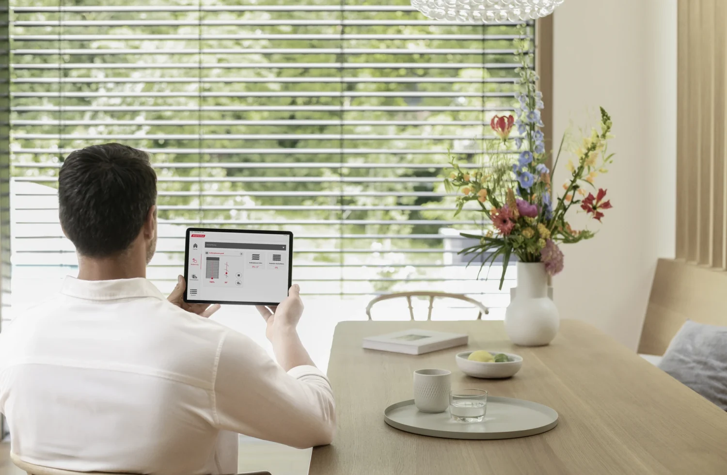 Person benutzt ein Tablet mit einer modernen Benutzeroberfläche