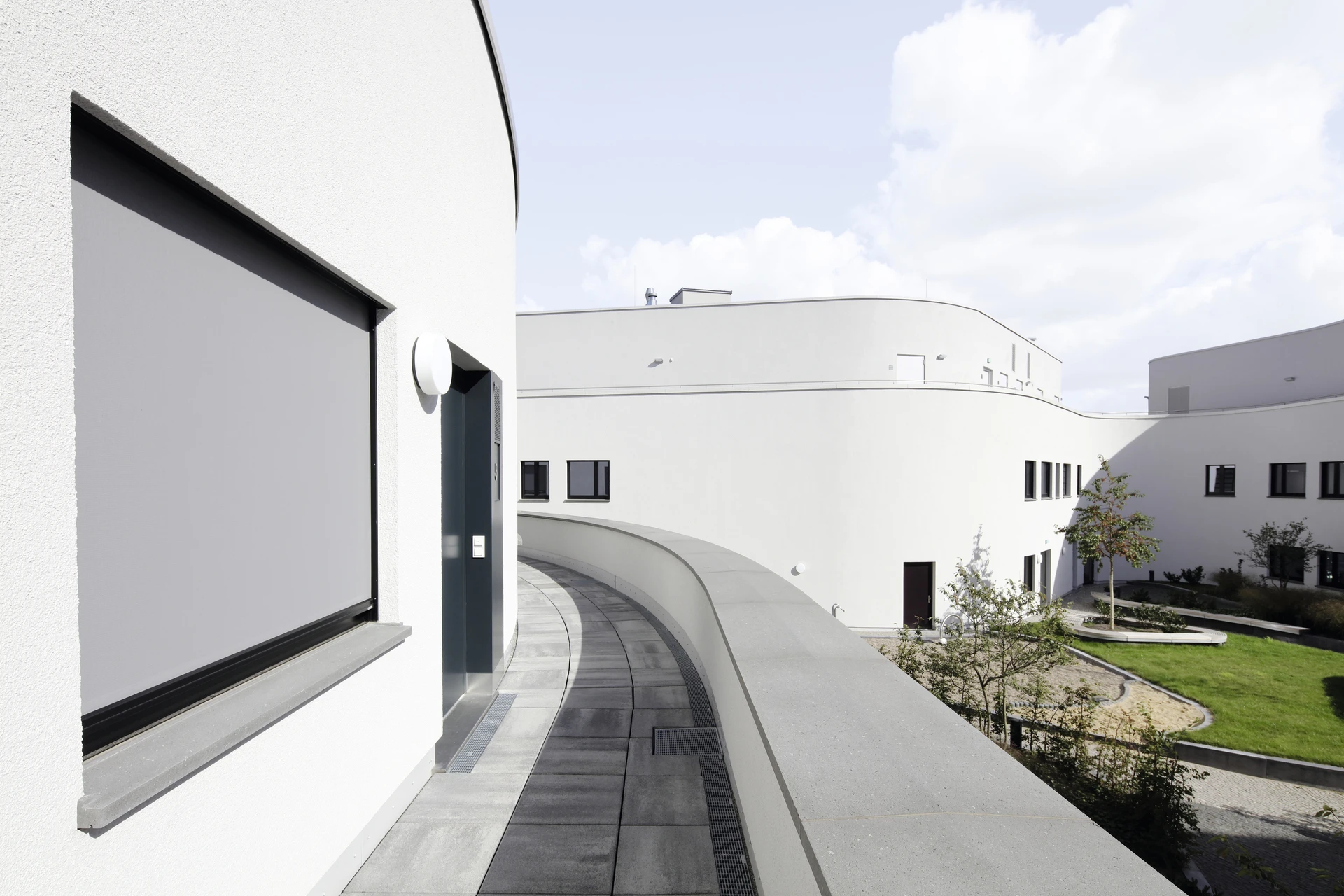 Moderner Gebäudekomplex mit geschwungener Architektur und Innenhof