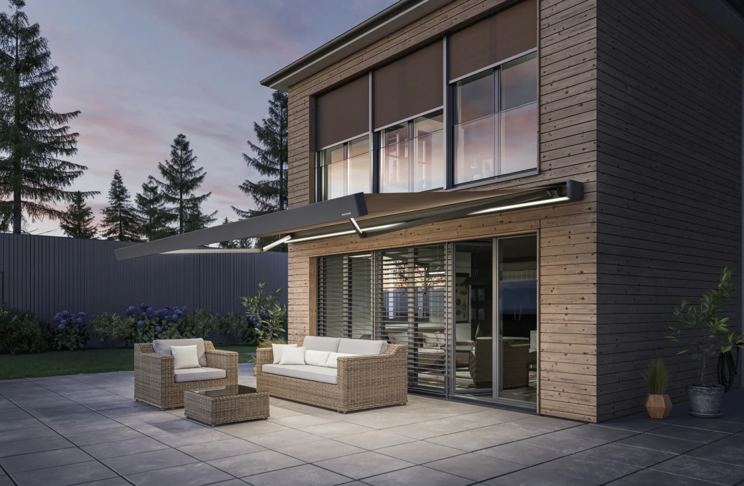 Moderne Terrasse mit Markise und stilvollen Gartenmöbeln bei Sonnenuntergang