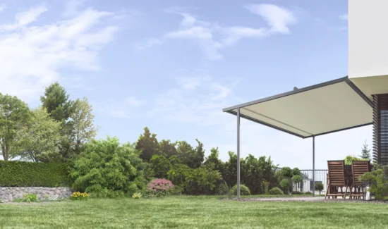 Moderne Bungalow mit Sonnenschutz und Garten