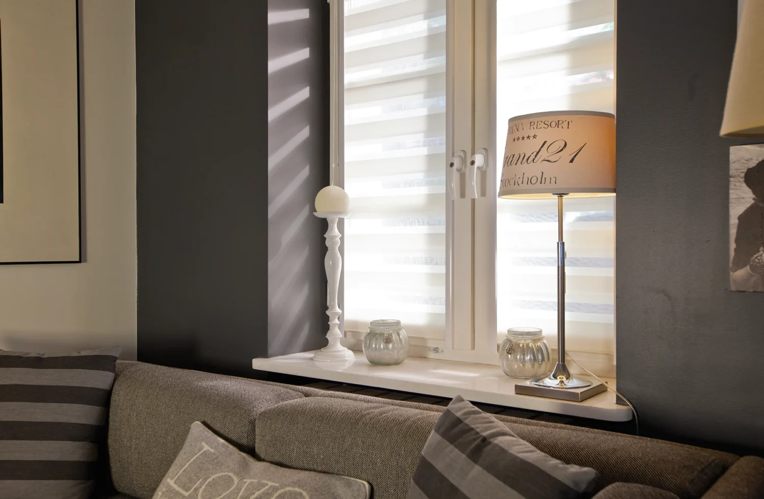 Wohnzimmer Blendschutz vor Sonne mit einem Doppelrollo