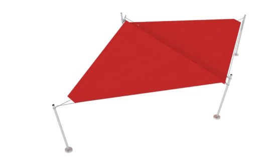 Roter Sonnenschutz mit dreieckigem Design und stabilen weißen Halterungen